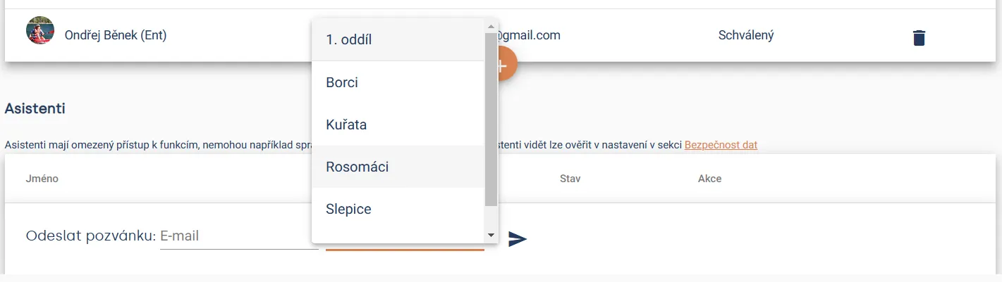 Formulář pozvánky pro asistenta s polem pro e-mail a rozbalenou nabídkou jednotek: 1. oddíl, Borci, Kuřata, Rosomáci