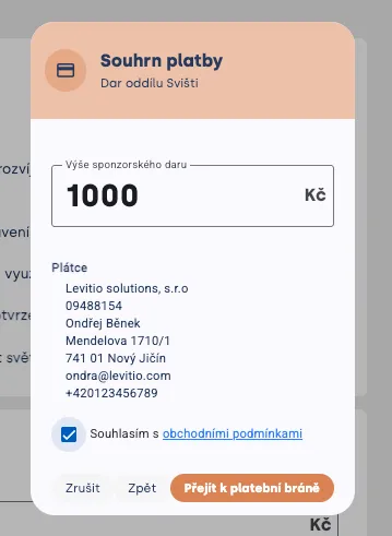 Souhrn platby s částkou 1000 Kč, údaji plátce, souhlasem s podmínkami a tlačítkem „Přejít k platební bráně“