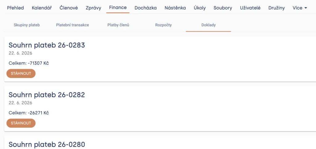 Záložka „Doklady“ ve Financích se seznamem dokladů „Souhrn plateb“ s částkami a tlačítky „Stáhnout“