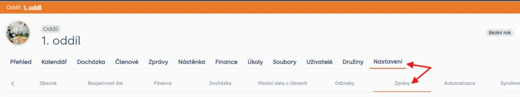 Nastavení oddílu se záložkou „Nastavení“ a podzáložkou „Zprávy“ označenými červenými šipkami