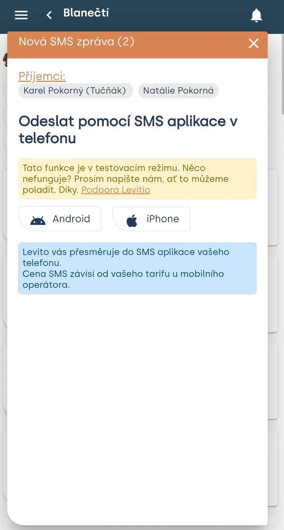 Mobilní okno „Nová SMS zpráva“ s příjemci a volbou odeslat přes SMS aplikaci telefonu (Android nebo iPhone)