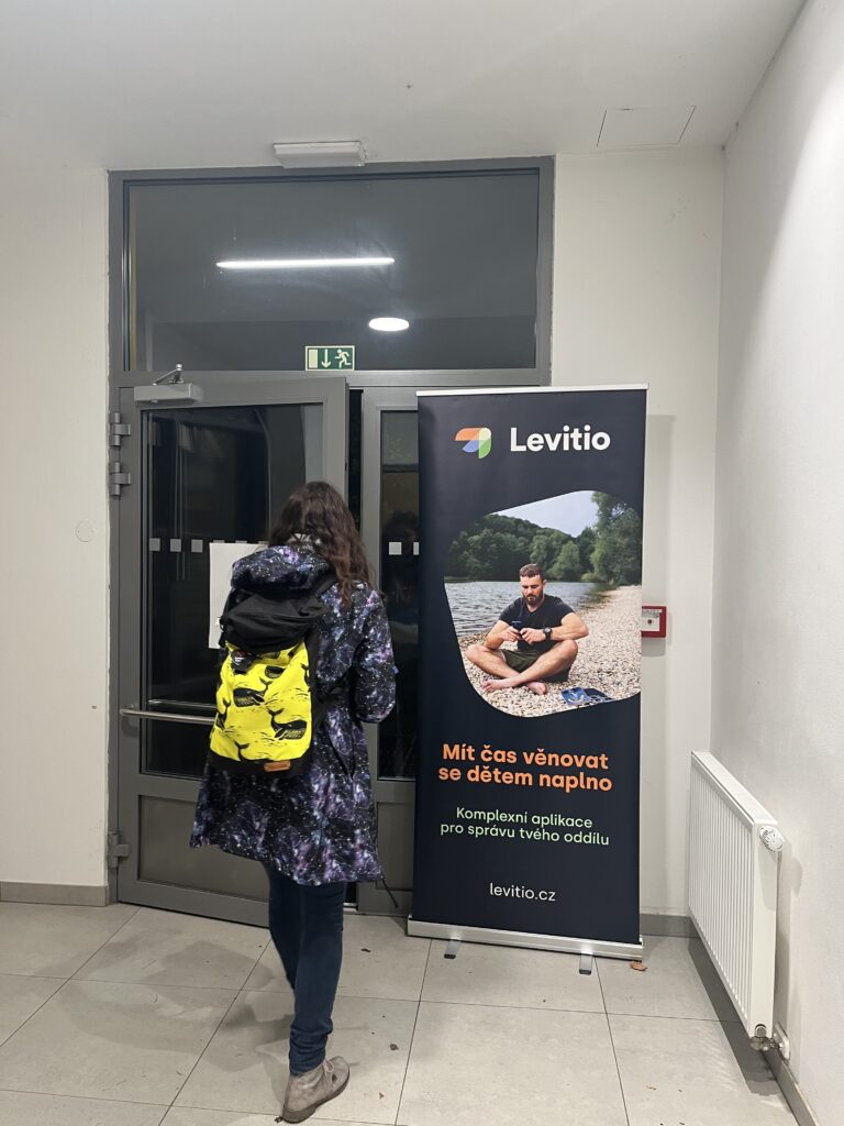 Rolovací banner Levitio pri vchode na akciu