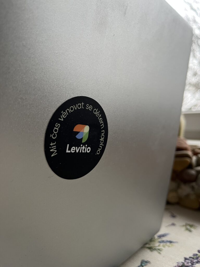 Nálepka Levitio na notebooku